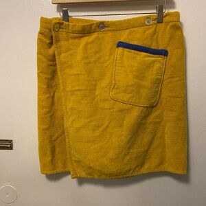 🧢🧢 Men’s vintage Yellow Shower wrap with Blue Trim. One size.